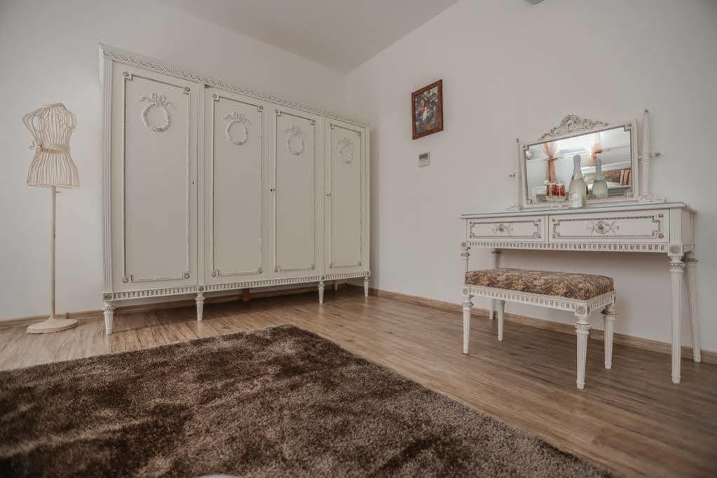 Royal Apartmany Dobris Εξωτερικό φωτογραφία